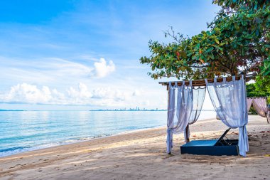 Tropikal plaj deniz Okyanusu üzerinde boş yatak koltuğu ve salon 