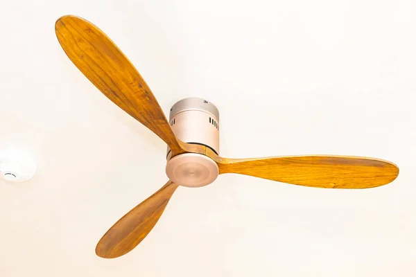 Ventilatore a soffitto sulla parte superiore della decorazione della stanza — Foto Stock