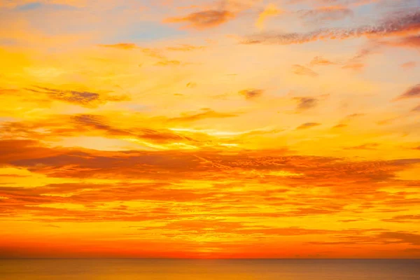 Bela paisagem natural tropical ao ar livre do mar oceano no sunr — Fotografia de Stock