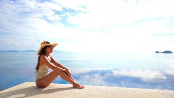 Des Images Femme Asiatique Détendre Dans Piscine Pendant Les Vacances — Video