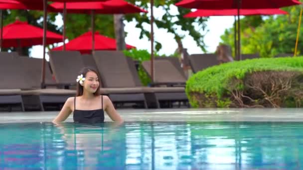 Filmaufnahmen Von Schönen Asiatischen Frau Entspannen Pool Hotel — Stockvideo