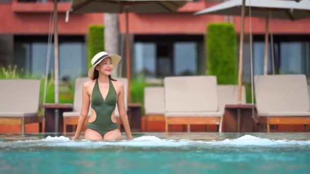 Filmaufnahmen Von Schönen Asiatischen Frau Entspannen Pool Hotel — Stockvideo