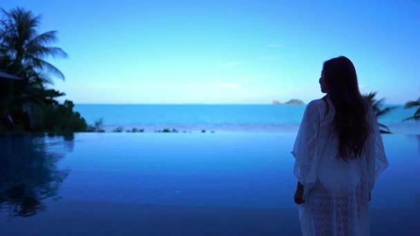 Imagens Bela Mulher Asiática Relaxante Piscina Hotel — Vídeo de Stock