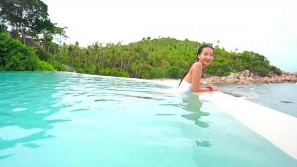 Metraje Hermosa Mujer Asiática Relajándose Piscina Hotel — Vídeo de stock