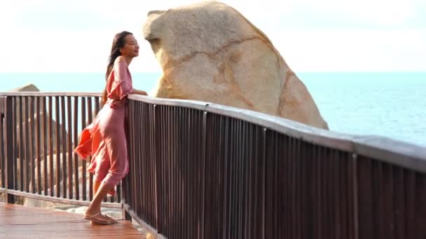 Imagens Bela Mulher Asiática Relaxante Praia Durante Férias Verão — Vídeo de Stock