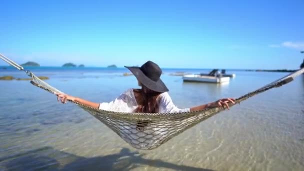 暑假期间躺在海边吊床上的美丽亚洲女人的镜头 — 图库视频影像