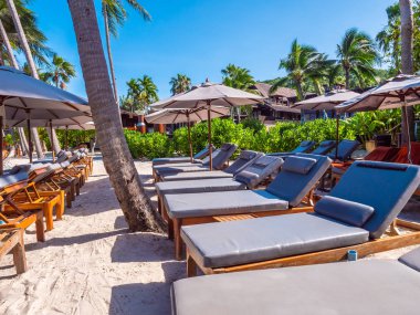 Şemsiye ve plaj ve okyanus mavi gökyüzü ile sandalyeye