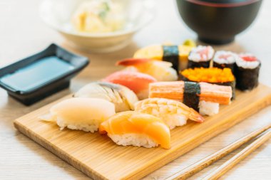 Somon balığı kabuk kabuklu karides ve diğer et suşi maki