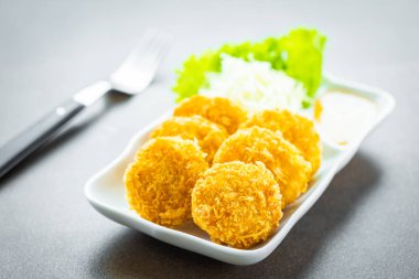 Derin yağda kızartılmış karides pasta veya topu sebze ile