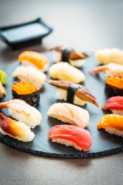 Somon balığı karides karides yılan balığı kabuk ve oth nigiri suşi ayarla