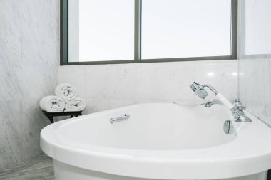 Güzel lüks beyaz küvet banyo iç dekorasyonda