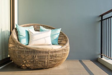 Kanepe sandalyede rahat yastık