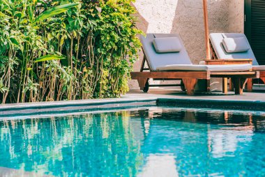 Şemsiye ve sandalye yakın deniz okyanus plaj wi yüzme havuzu etrafında