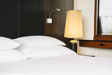 Güzel lüks rahat beyaz yastık ve battaniye yatakta zekâ