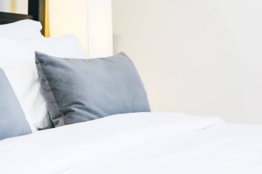 Hafif lamba ile yatakta güzel lüks rahat yastık