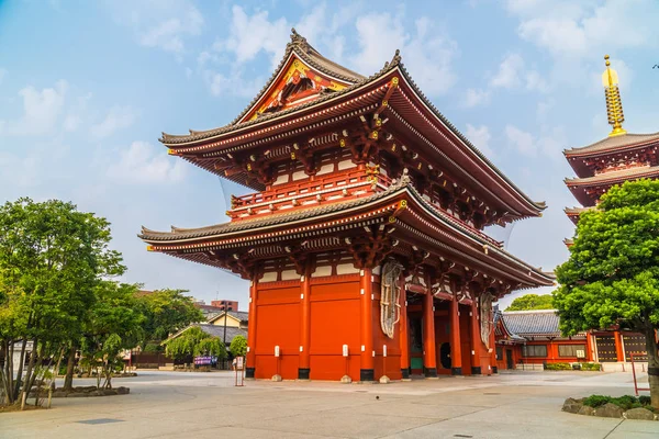 Hermoso edificio de arquitectura sensoji templo es el famoso pla — Foto de Stock