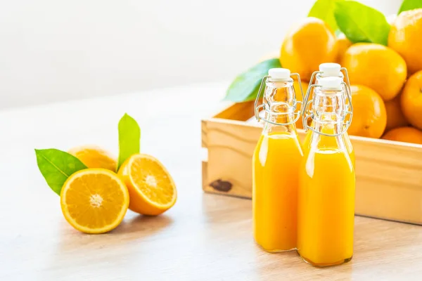 Zumo de naranja fresco para beber en vaso de botella — Foto de Stock