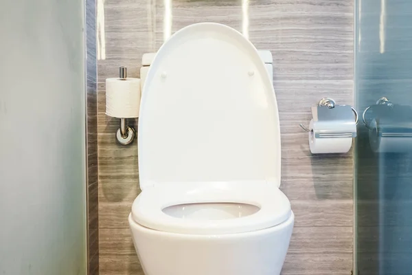 Krásné luxusní bílé záchodové prkénko a miska — Stock fotografie