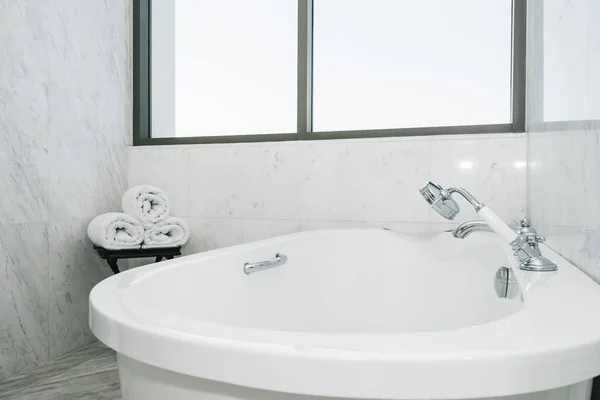 Prachtige luxe witte badkuip decoratie in badkamer interieur — Stockfoto