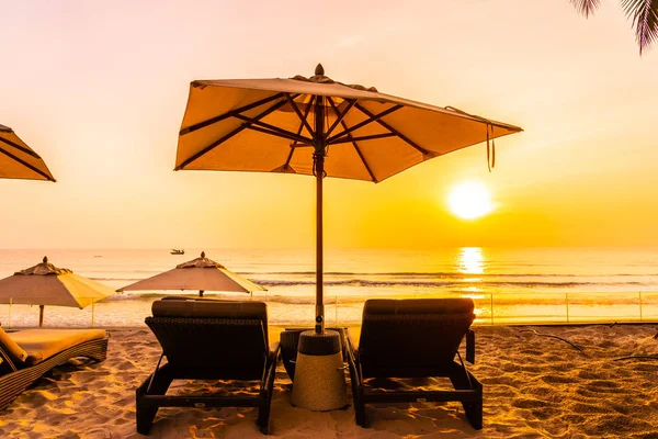 Şemsiye ve güzel plaj ve deniz gündoğumu, sandalyeye tim