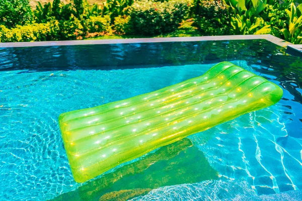 Anneau de natation coloré ou flotteur en caoutchouc autour de l'eau de la piscine — Photo