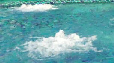 Oteldeki boş havuzun sakin görüntüleri.