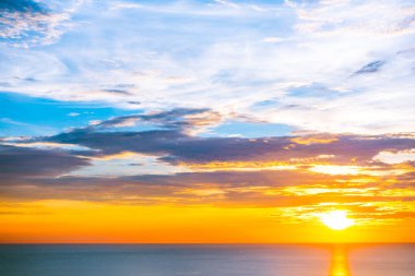 Sunr de deniz okyanusunun güzel açık tropikal doğa manzara