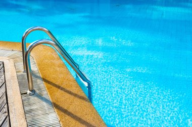 Merdivenli otel beldesinde güzel açık yüzme havuzu