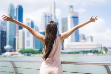Güzel Asyalı kadın gülümseme ve mutlu Singapur CIT içinde seyahat etmek