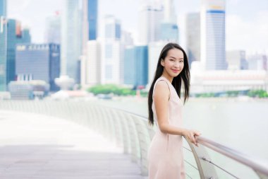 Güzel Asyalı kadın gülümseme ve mutlu Singapur CIT içinde seyahat etmek