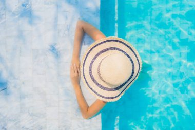 Portre güzel genç Asyalı kadın mutlu gülümseme rahatla swimmi içinde