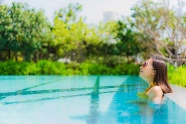 Tatlı genç gülümsemek güzel kadın portre mutlu Relax ve kızı