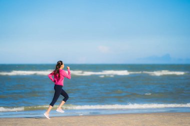 Portre güzel genç Asyalı kadın çalışan ve t üzerinde egzersiz