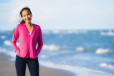 Portre güzel genç Asyalı kadın çalışan ve t üzerinde egzersiz