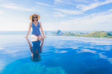 Asyalı genç gülümsemek güzel kadın portre mutlu dinlenmek