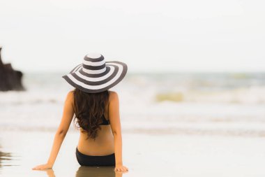 Portre güzel genç Asyalı kadın plaj se üzerinde bikini giymek
