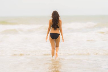 Portre güzel genç Asyalı kadın plaj se üzerinde bikini giymek