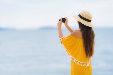 Portre güzel Asyalı kadın gülümsemek mutlu boş şapka giymek