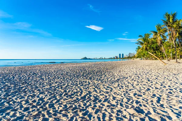 Bela paisagem ao ar livre de mar oceano e praia com coco — Fotografia de Stock