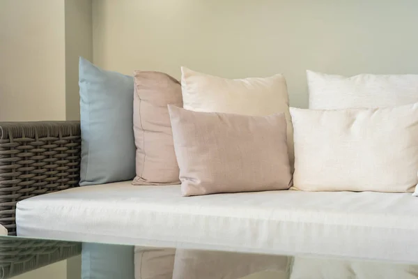 Poduszka na dekoracji sofy we wnętrzu salonu — Zdjęcie stockowe
