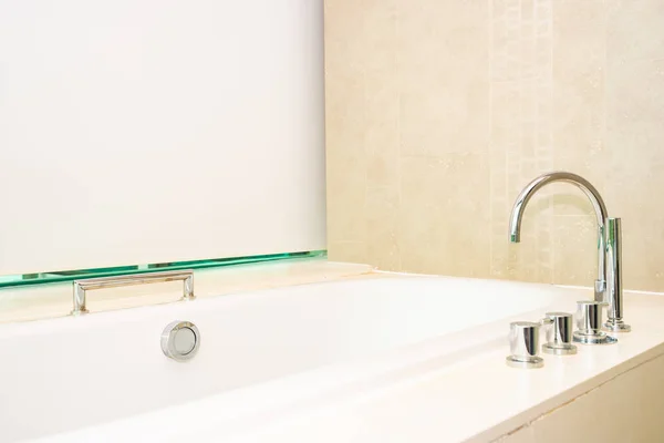 美丽的豪华和干净的白色浴缸装饰内饰 — 图库照片