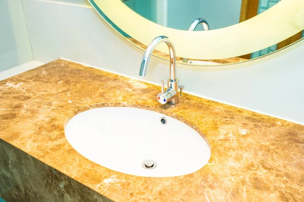 Magnifique robinet d'eau de luxe et décoration d'évier dans la salle de bain — Photo