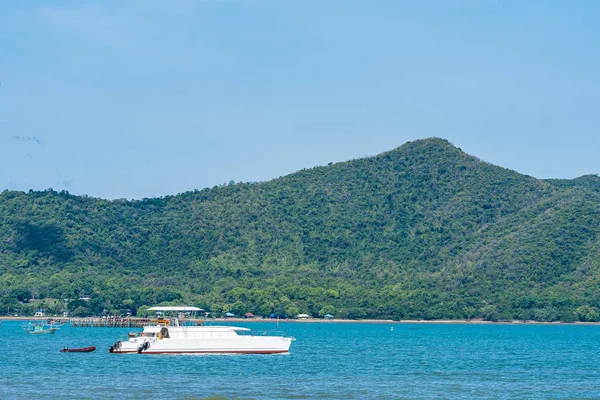 Pemandangan indah laut laut di Pattaya Thailand dengan perahu — Stok Foto