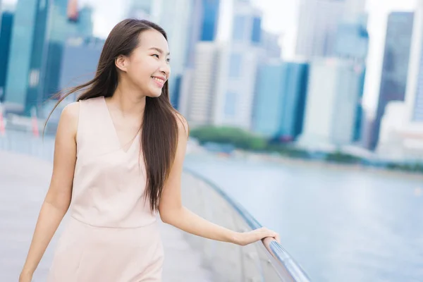 Schöne asiatische Frau lächeln und glücklich zu reisen in singapore cit — Stockfoto
