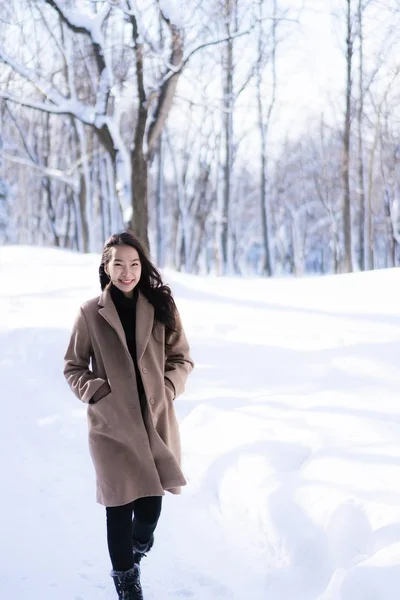 Stående ung vacker asiatisk kvinna leende glad resor och enjo — Stockfoto