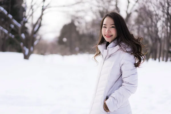 Bela jovem ásia mulher sorrindo feliz para viagem no neve ganhar — Fotografia de Stock