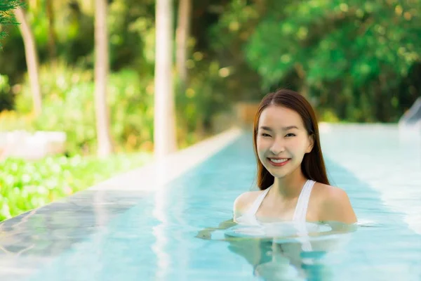 Piękny portret młodej Azjatki kobiety szczęśliwy uśmiech w pływanie poo — Zdjęcie stockowe