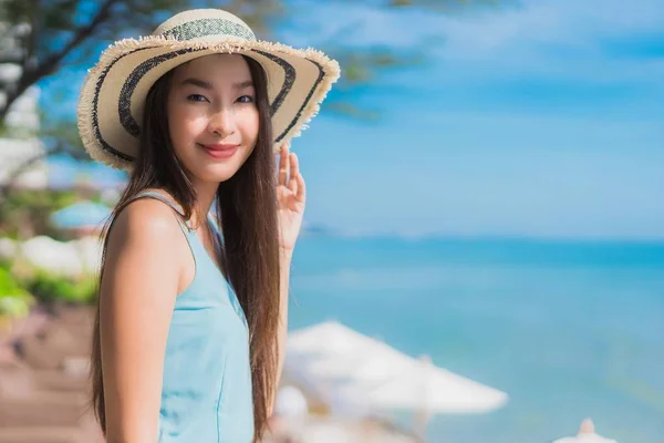 Retrato bonito jovem asiático mulher feliz sorriso relaxar ao redor ser — Fotografia de Stock