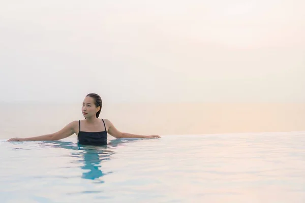 Retrato bonito jovem asiático mulher feliz sorriso relaxar em torno de sw — Fotografia de Stock