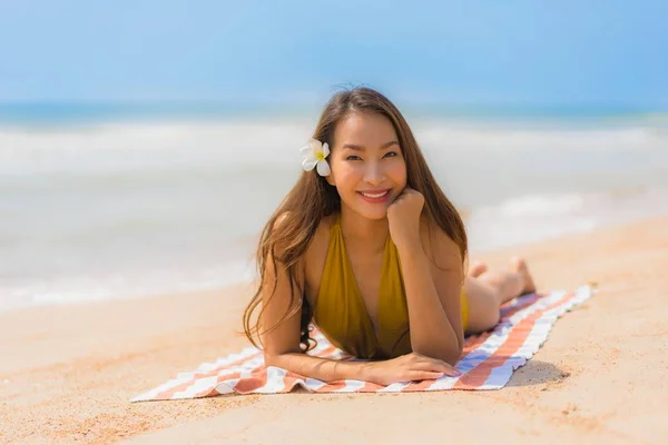 Ritratto bella giovane donna asiatica sorriso felice sulla spiaggia an — Foto Stock